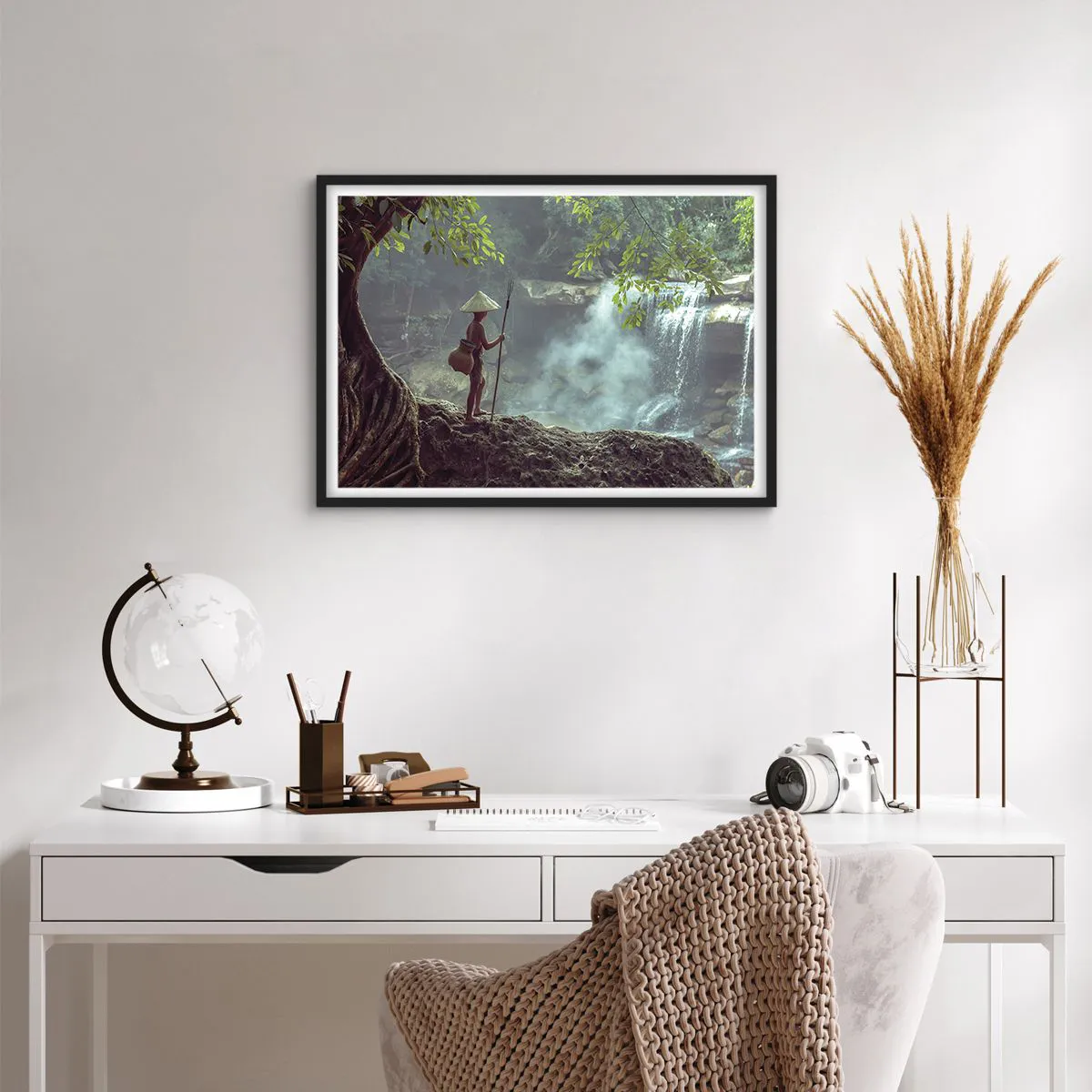 Affiche dans un cadre noir - Poster - Une figure avec une lance près d'une cascade dans une forêt tropicale - 70x50cm - Lier d'amitié avec la nature - Décoration murale moderne pour le salon et la chambre ARTTOR