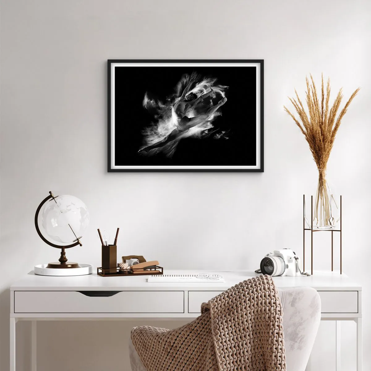 Poster in einem schwarzem Rahmen - Eine Tänzerin in dynamischer Pose vor schwarzem Hintergrund - 70x50cm - Im Flug hängen geblieben - Moderne Wanddekoration für Wohnzimmer und Schlafzimmer ARTTOR