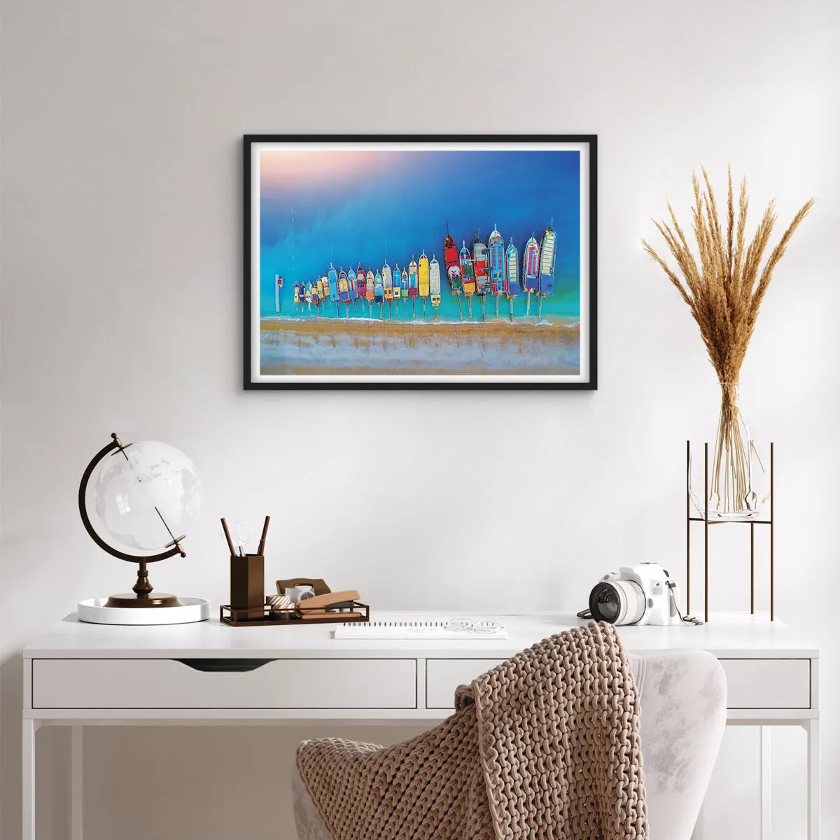 Poster in einem schwarzem Rahmen - Bunte Boote in einer Reihe am Ufer aufgereiht - 70x50cm - Aus der Vogelperspektive - Moderne Wanddekoration für Wohnzimmer und Schlafzimmer ARTTOR