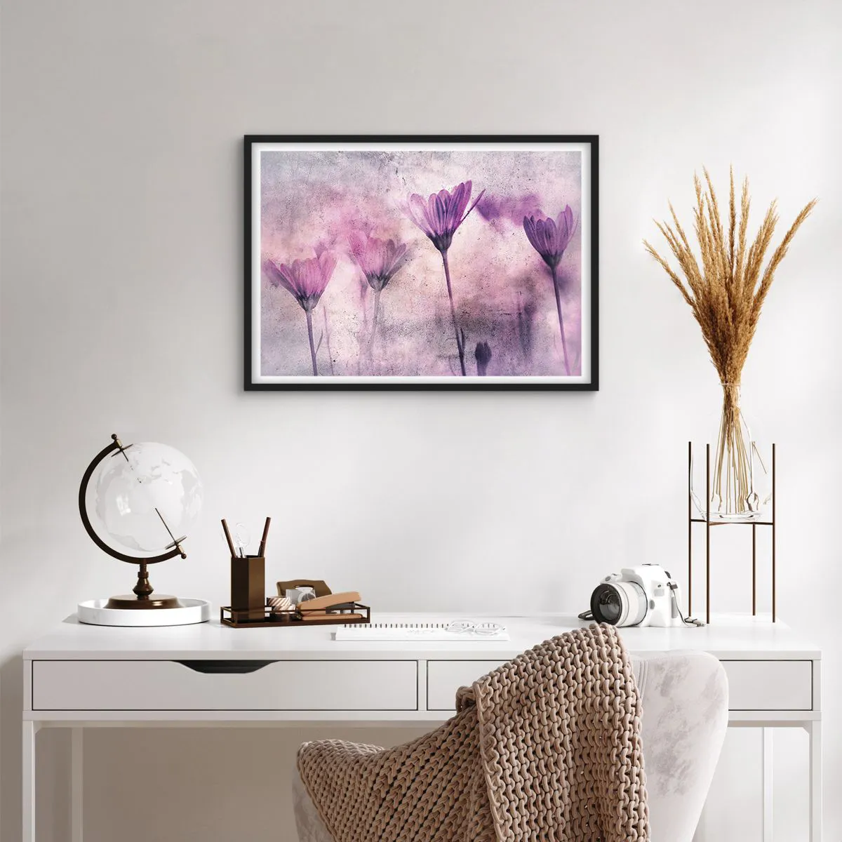 Affiche dans un cadre noir - Poster - Fleurs délicates dans des tons violets sur fond clair - 70x50cm - Rêve de fleurs - Décoration murale moderne pour le salon et la chambre ARTTOR