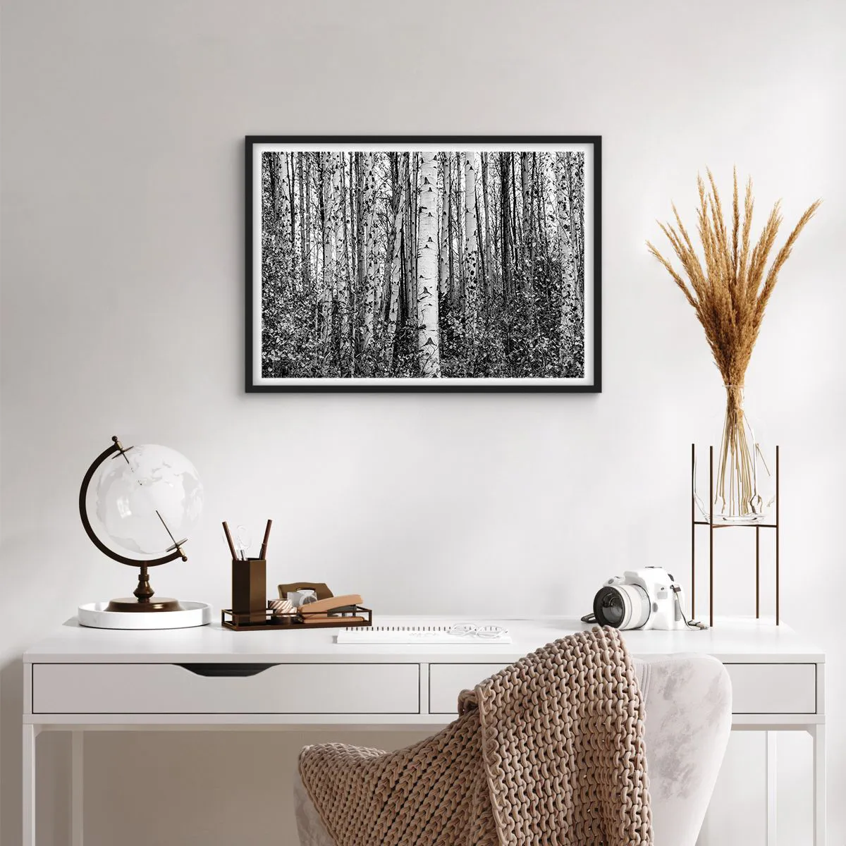 Poster in einem schwarzem Rahmen - Schwarz-weiße Birken im Wald - 70x50cm - Birkenkolonnade - Moderne Wanddekoration für Wohnzimmer und Schlafzimmer ARTTOR