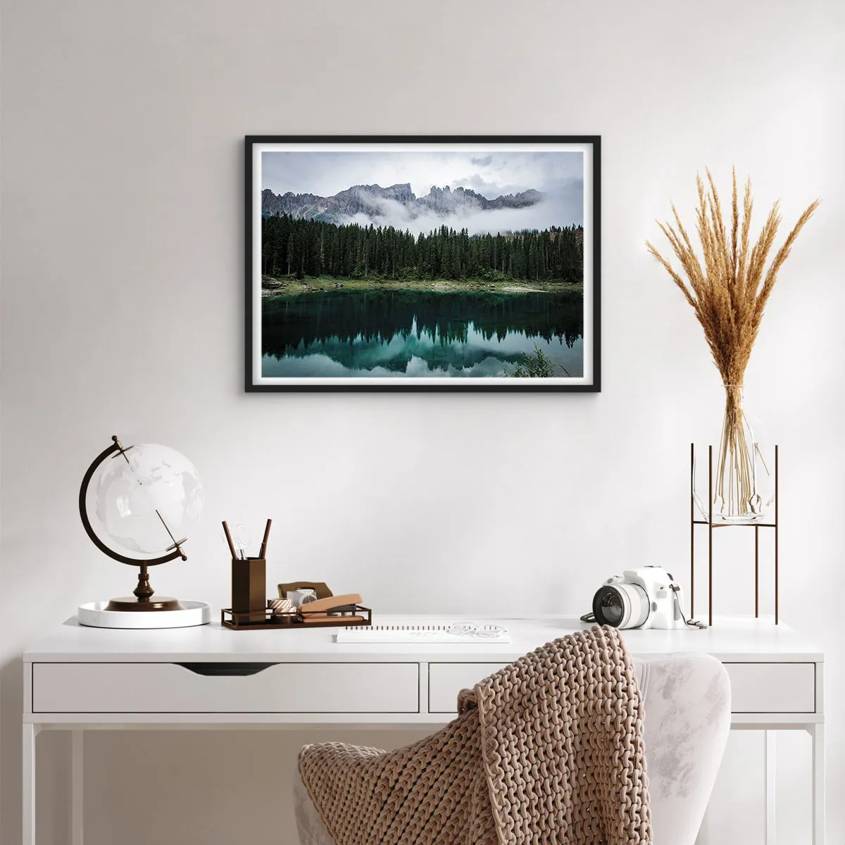 Plakat i sort ramme - Hys, tys, lad os ikke vække sovevandet... - 70x50 cm