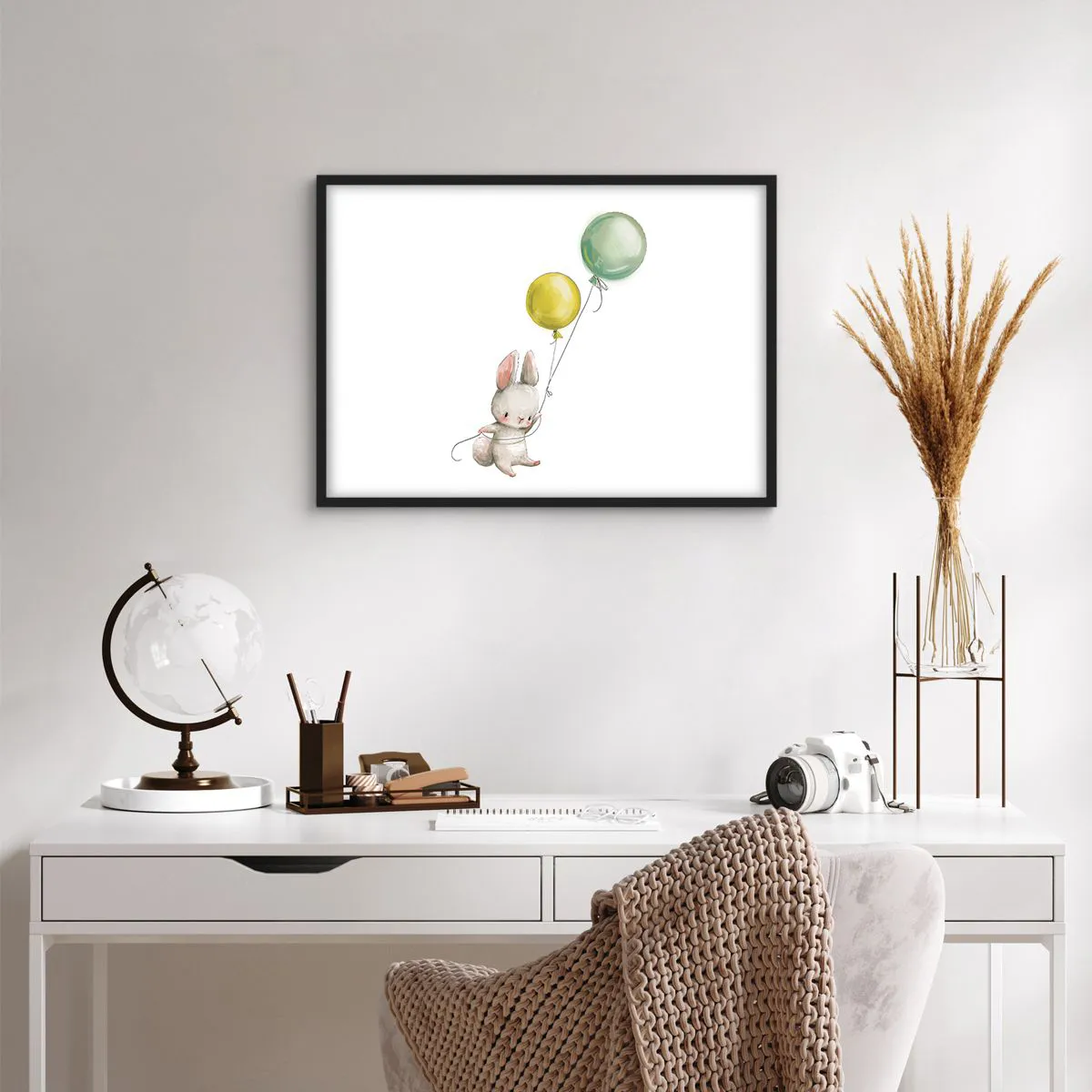 Affiche dans un cadre noir - Poster - Un lapin tenant des ballons aux couleurs pastel - 70x50cm - Moi aussi je vole! - Décoration murale moderne pour le salon et la chambre ARTTOR