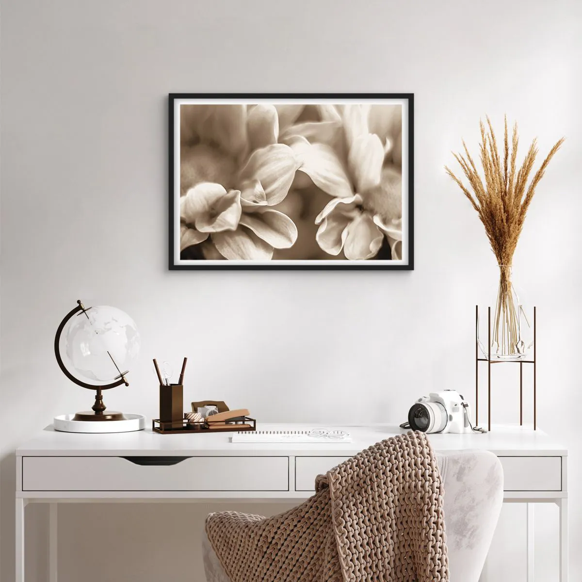 Poster in einem schwarzem Rahmen - Nahaufnahme von Blüten in zartem Sepia-Ton mit weichen Konturen - 70x50cm - So sanft wie ein Lächeln - Moderne Wanddekoration für Wohnzimmer und Schlafzimmer ARTTOR