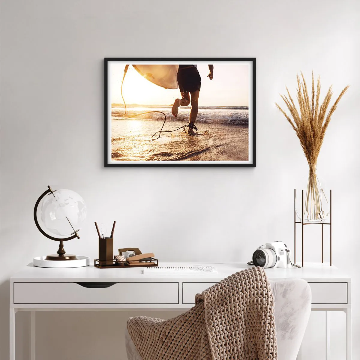 Poster in einem schwarzem Rahmen - Ein Surfer läuft mit seinem Brett in der Sonne am Strand entlang. - 70x50cm - Um die Welle zu treffen - Moderne Wanddekoration für Wohnzimmer und Schlafzimmer ARTTOR