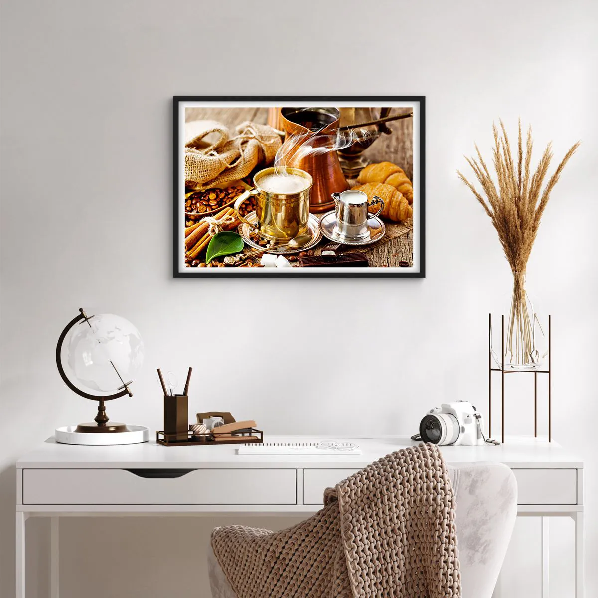 Plakat w czarnej ramie - Złoty kubek z kawą w otoczeniu ziaren, dzbanuszków i croissantów - 70x50cm - Miłego dnia! - Nowoczesna dekoracja ścienna do salonu i sypialni ARTTOR