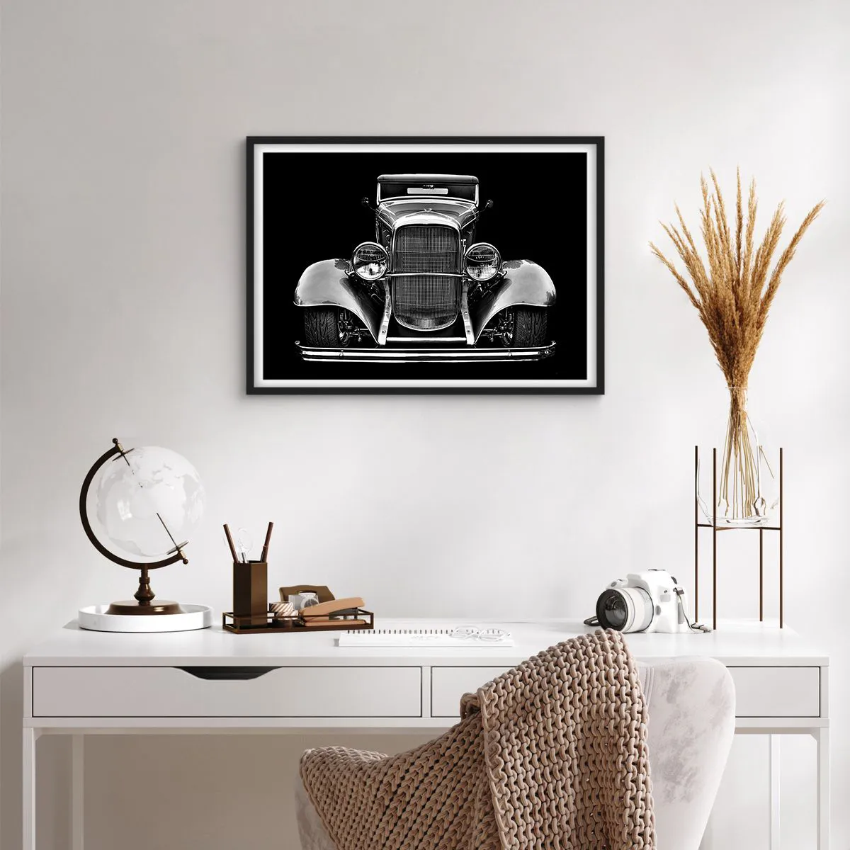 Poster in einem schwarzem Rahmen - Ein Oldtimer in Schwarz und Weiß - 70x50cm - Wahrer Gentleman - Moderne Wanddekoration für Wohnzimmer und Schlafzimmer ARTTOR