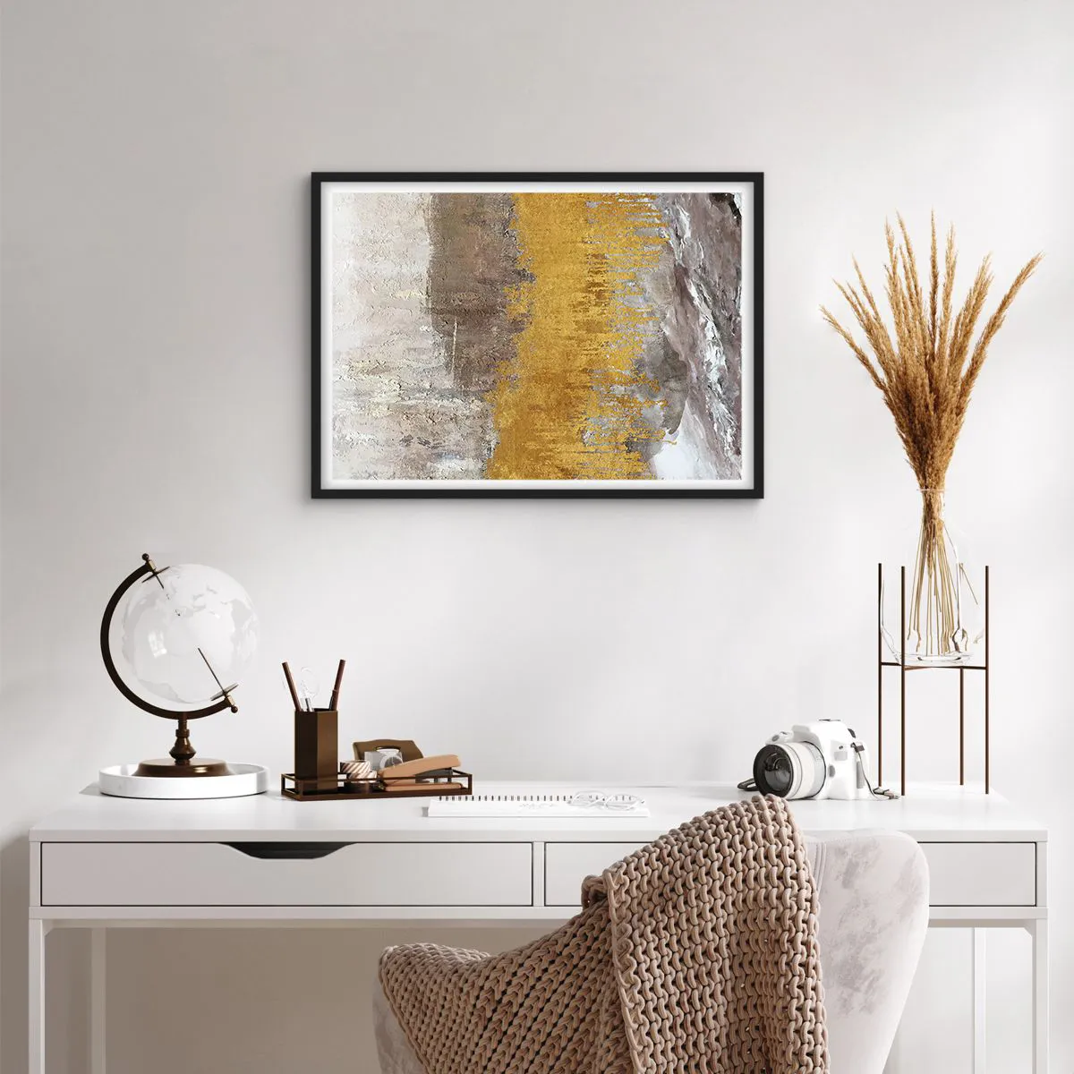 Plakat w czarnej ramie - Złoty i beżowy abstrakcyjny wzór - 70x50cm - Złocisty podmuch - Nowoczesna dekoracja ścienna do salonu i sypialni ARTTOR