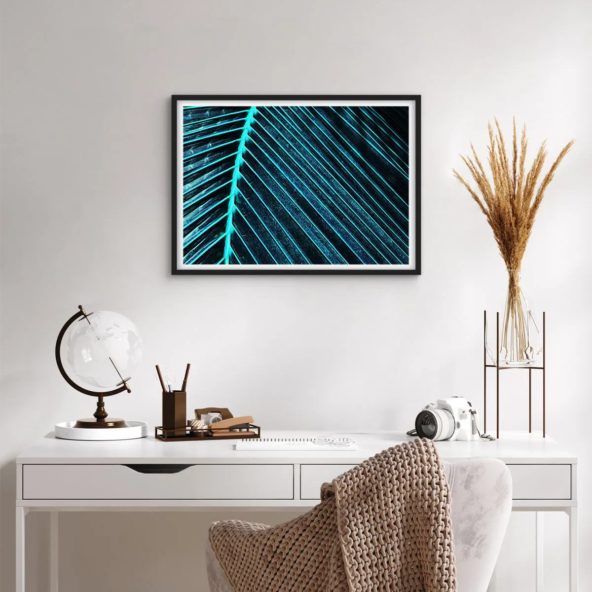 Poster in cornice nera - Macrofotografia di una foglia nelle tonalità del turchese e del blu navy - 70x50cm - La struttura del verde - Decorazione murale moderna per soggiorno e camera da letto ARTTOR