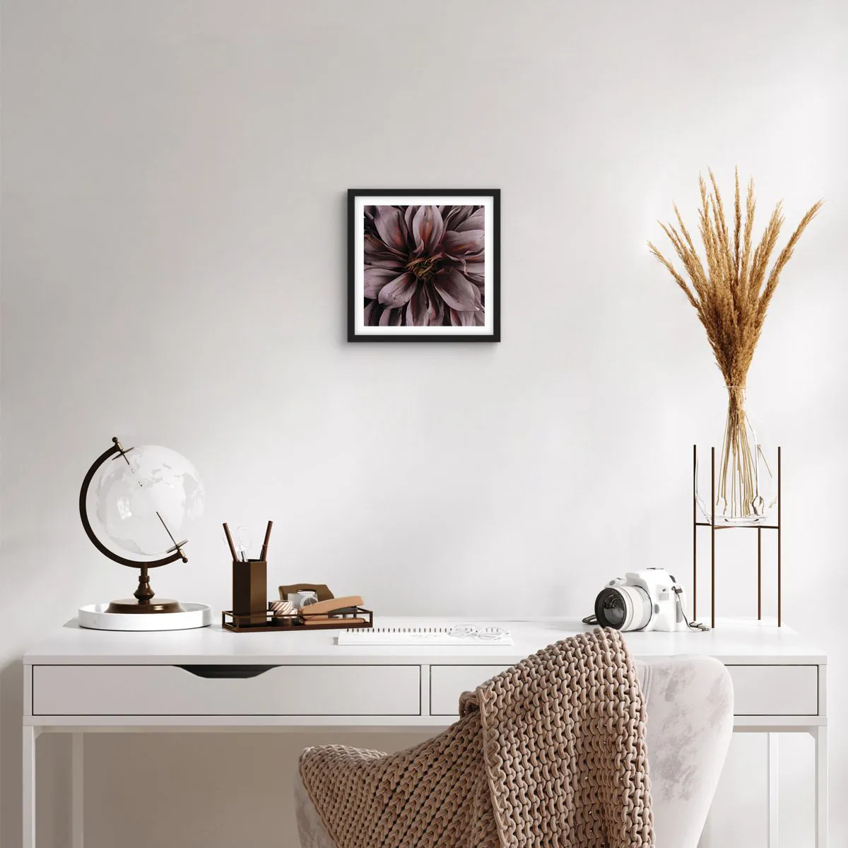 Poster în ramă neagră - Inimă florală - 30x30 cm