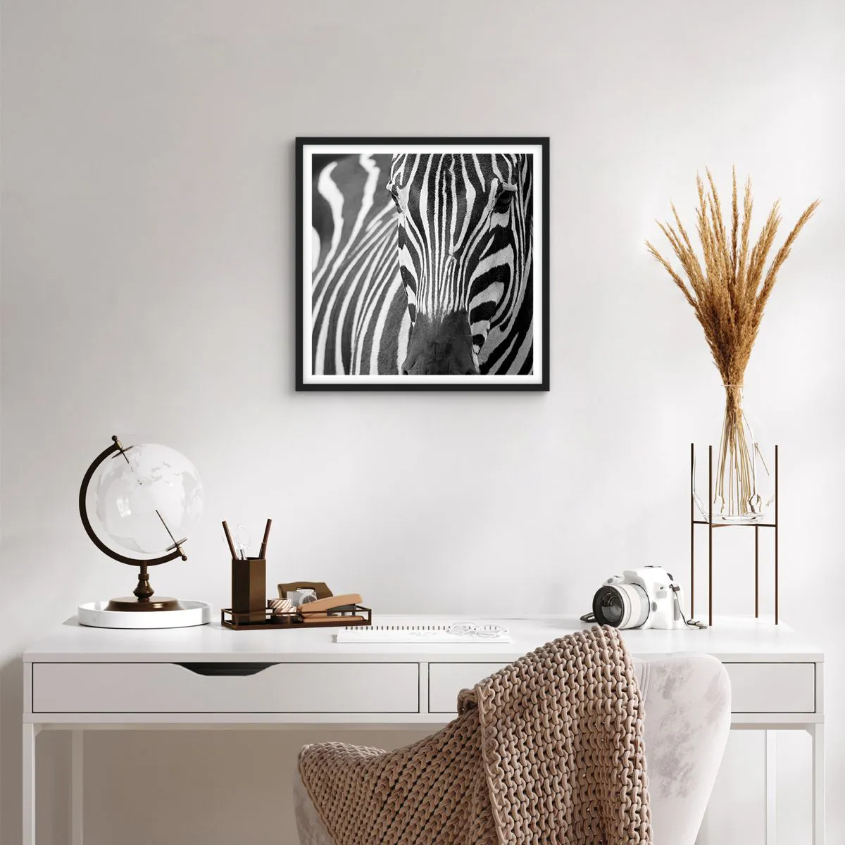 Affiche dans un cadre noir - Poster - Le monde est noir et blanc - 40x40 cm