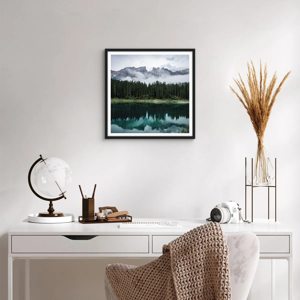 Affisch i svart ram - Tyst, tyst, väck inte sovande vatten... - 40x40 cm