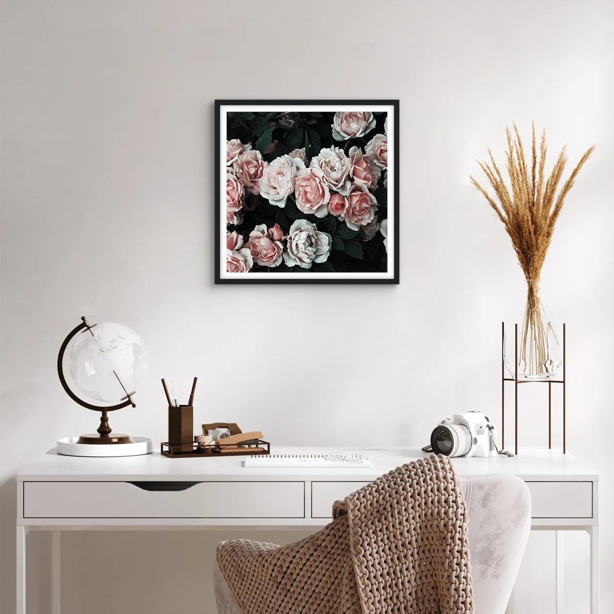 Poster în ramă neagră - Ansamble de trandafiri - 40x40 cm