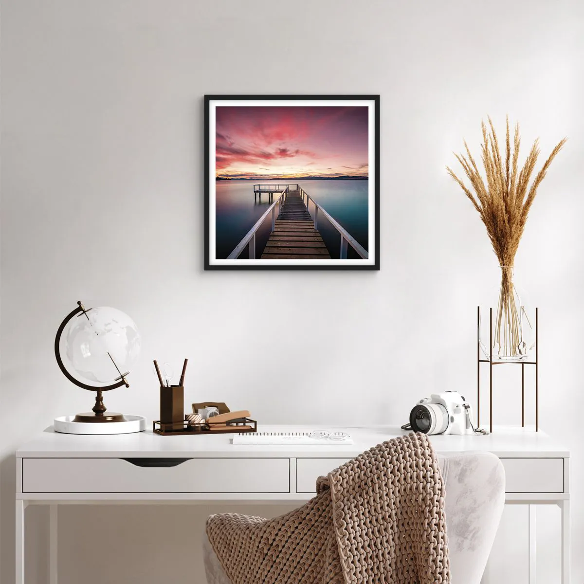 Plakat i sort ramme - Aftenens blide flamme - 40x40 cm