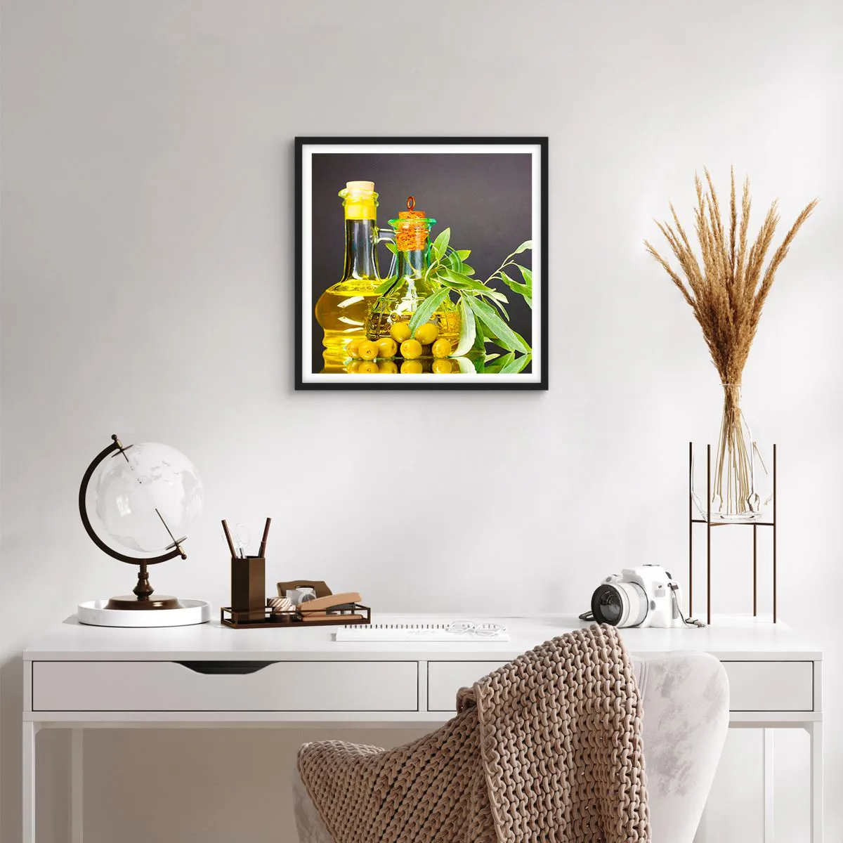 Poster in einem schwarzem Rahmen - Stillleben mit Oliven und Olivenöl - 50x50 cm