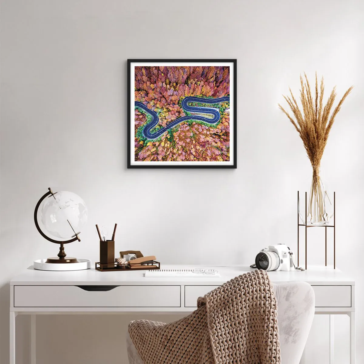 Poszter fehér keretben - Kanyargós út az erdőn keresztül - 50x50 cm