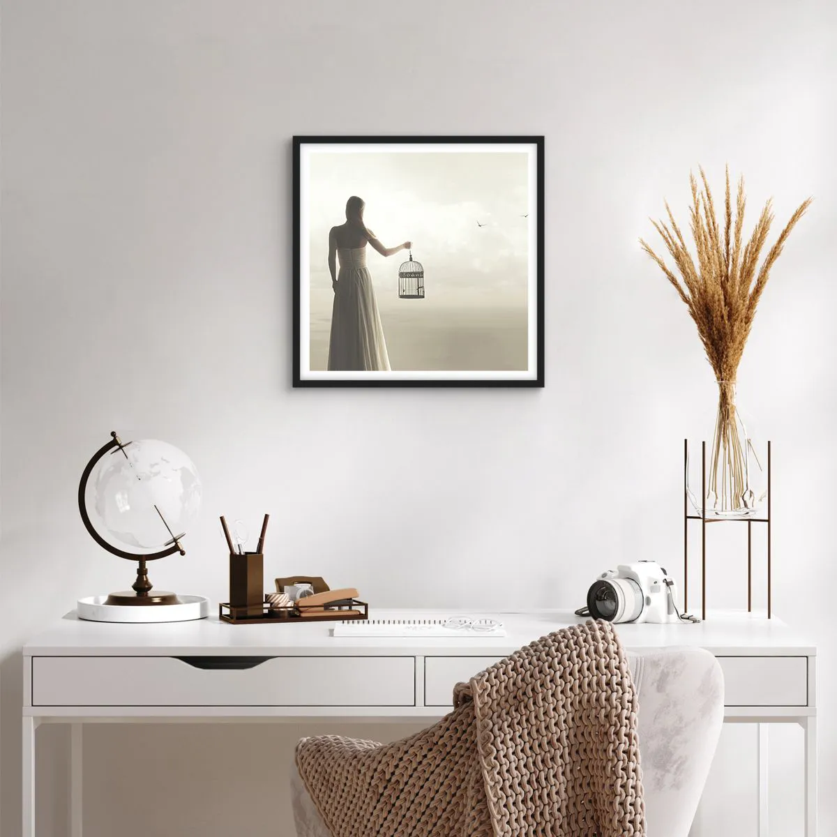 Plakat i sort ramme - Vær fri - 50x50 cm