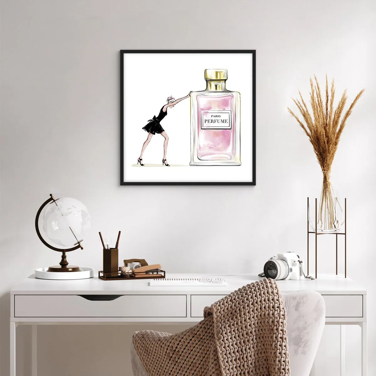 Poster in einem schwarzem Rahmen - Essenz der Weiblichkeit - 60x60 cm