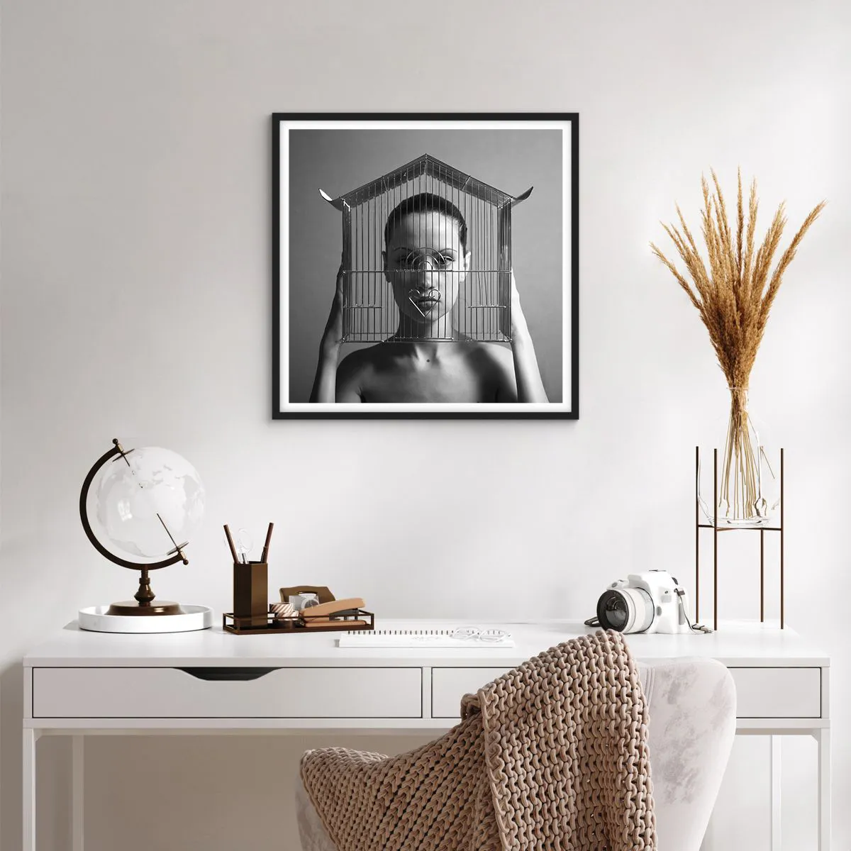 Affiche dans un cadre noir - Poster - Portrait un peu surréaliste - 60x60 cm