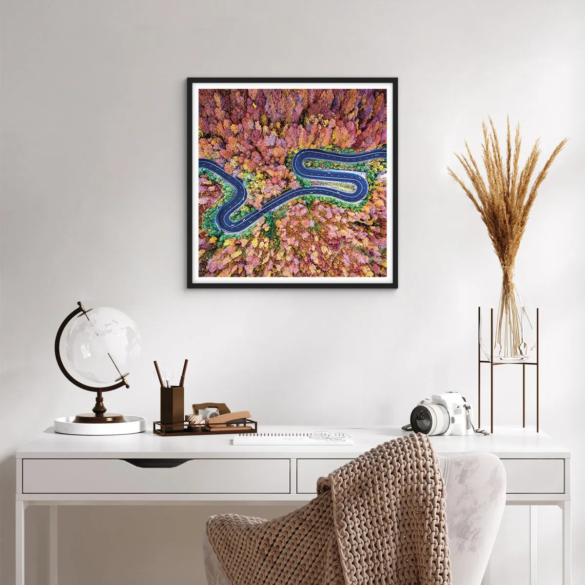 Poszter fehér keretben - Kanyargós út az erdőn keresztül - 60x60 cm