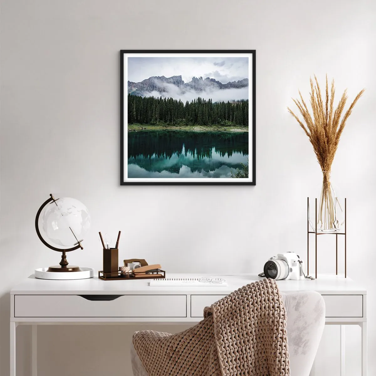 Affisch i svart ram - Tyst, tyst, väck inte sovande vatten... - 60x60 cm