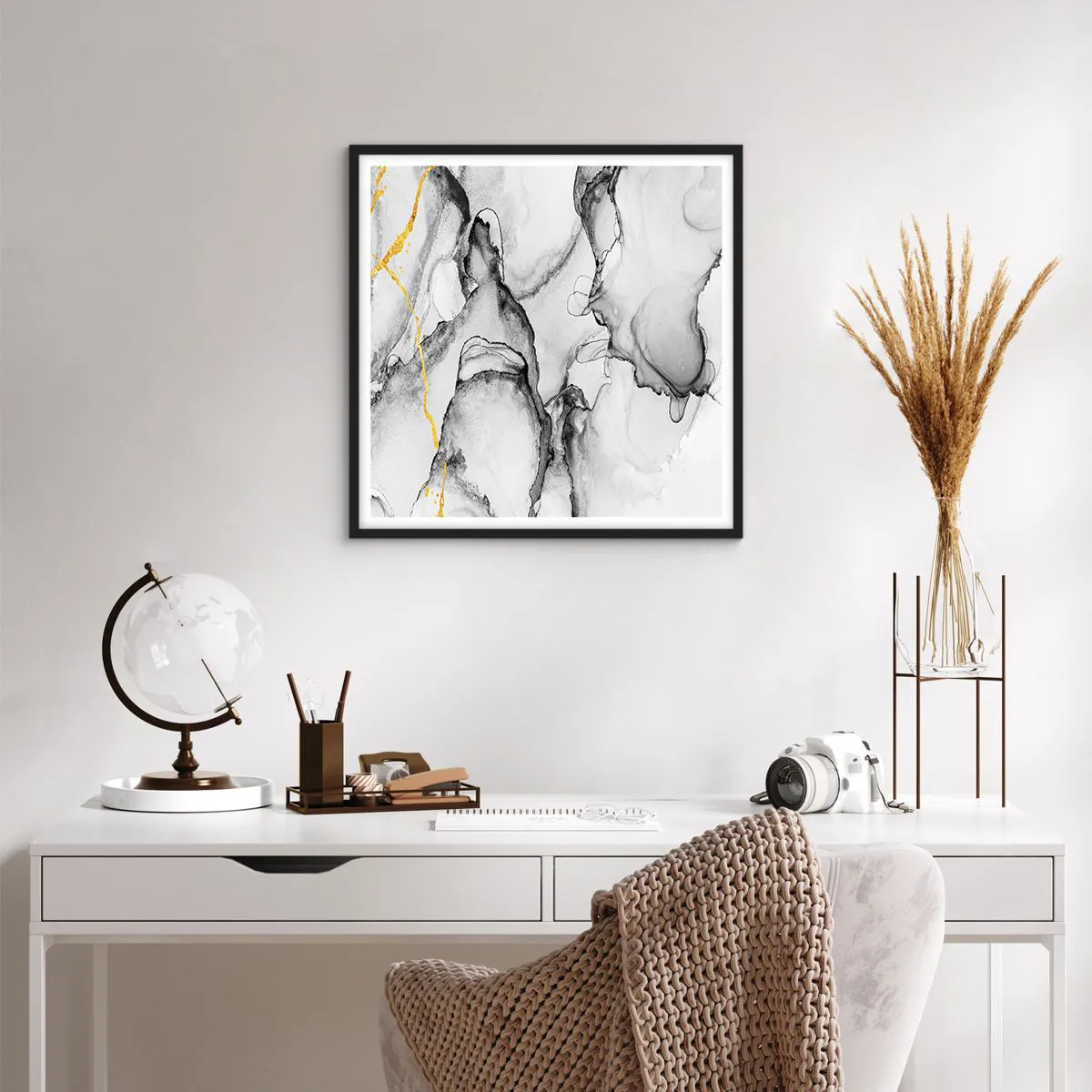 Affisch i svart ram - Komposition med guldmotiv - 60x60 cm