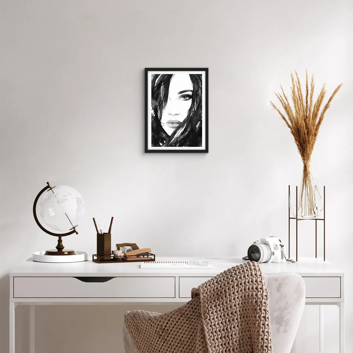 Poster în ramă neagră - Studiu unei dame în alb și negru - 30x40 cm