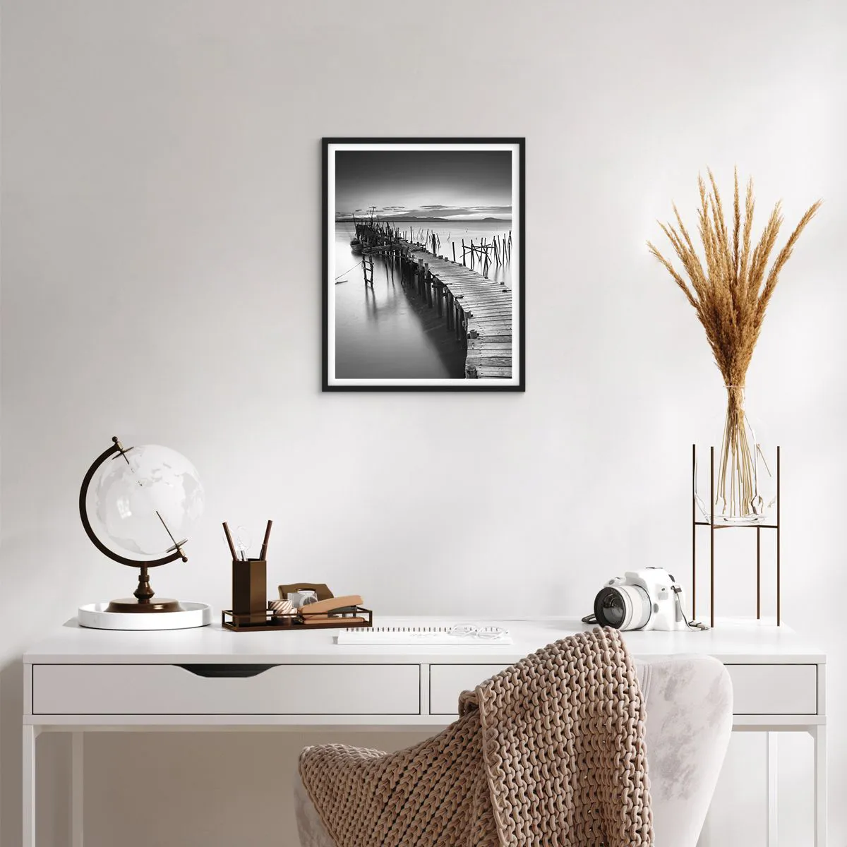 Poster in einem schwarzem Rahmen - Der Frieden eines vergessenen Ufers - 40x50 cm