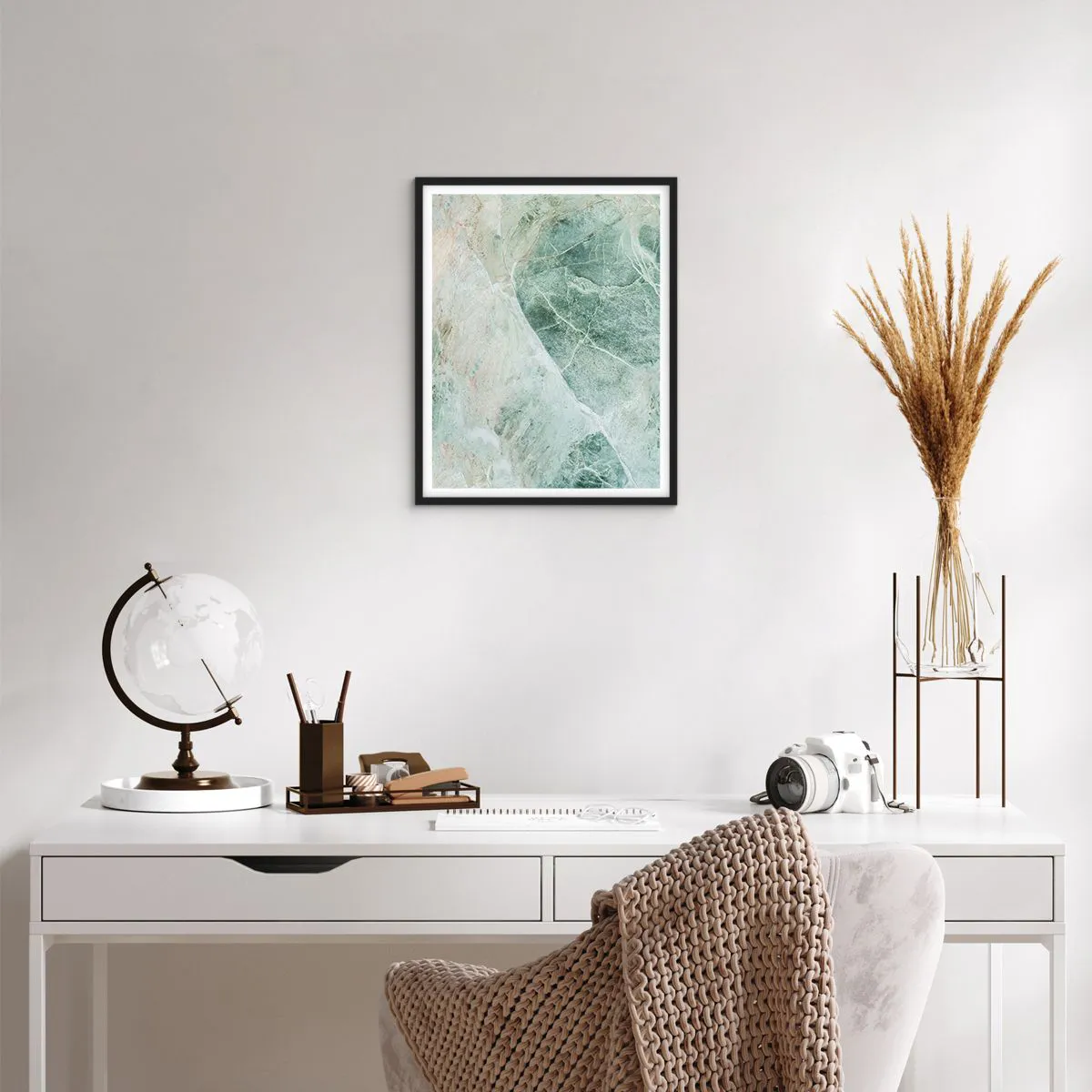 Plakat i sort ramme - Den ædle kølighed af sten - 40x50 cm