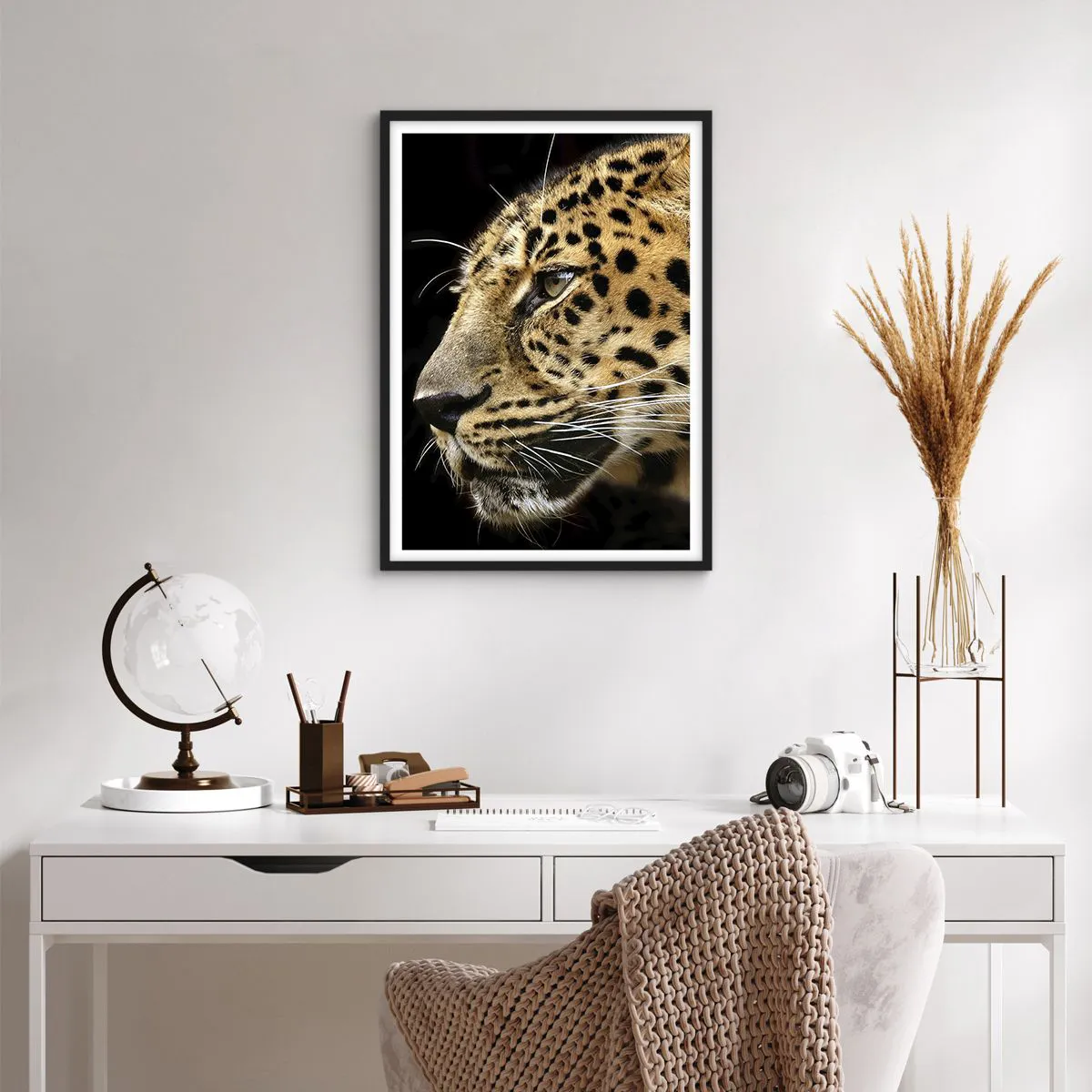 Pôster com moldura preta - Perfil de um leopardo em um fundo escuro - 50x70cm - Calmo, focado, pronto - Decoração de parede moderna para a sala de estar e quarto ARTTOR