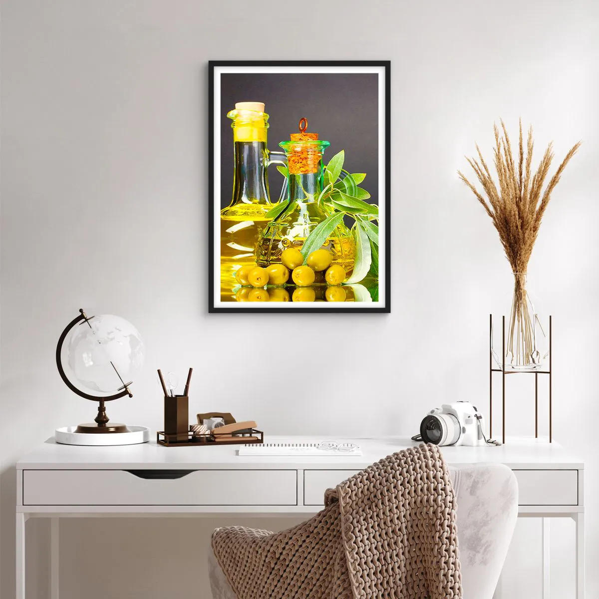 Poster în ramă neagră - Sticle de ulei de măsline și măsline verzi - 50x70cm - Natură moarte cu măsline și ulei - Decorațiune modernă pentru perete pentru living și dormitor ARTTOR
