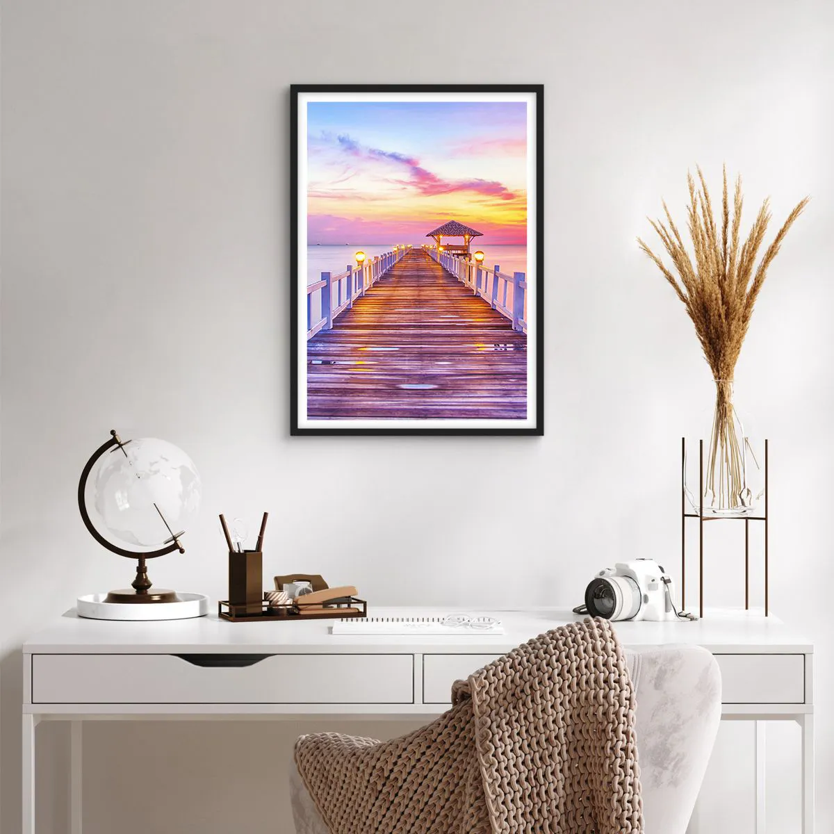 Plakát v černém rámu - Molo s altánem osvětlené zapadajícím sluncem - 50x70cm - Liliově-zlaté ticho večera - Moderní nástěnná dekorace do obývacího pokoje a ložnice ARTTOR