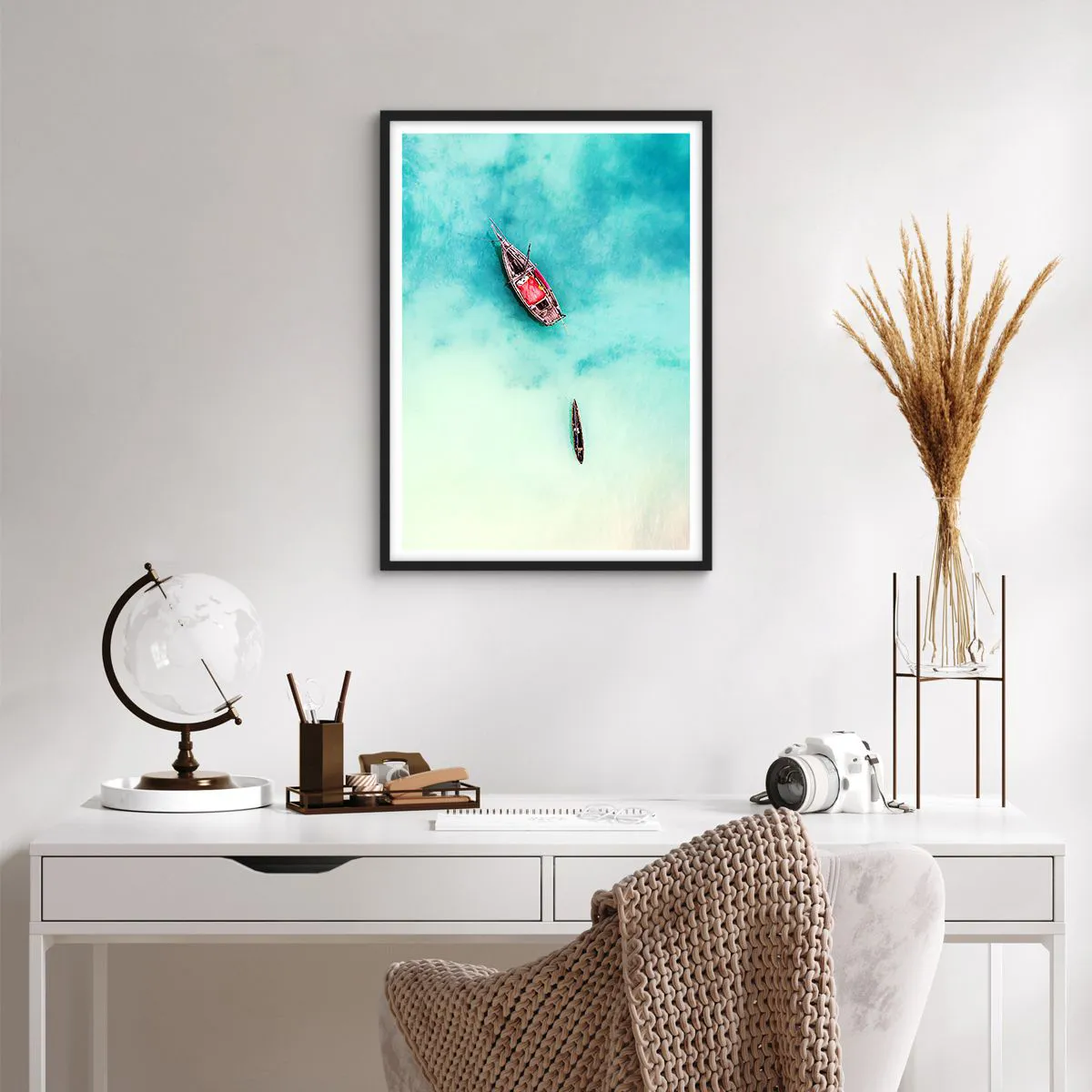 Plakat i sort ramme - Både på turkisblåt vand set fra fugleperspektiv - 50x70cm - For på Zanzibars strande, når det overskydende vand... - Moderne vægdekoration til stue og soveværelse ARTTOR