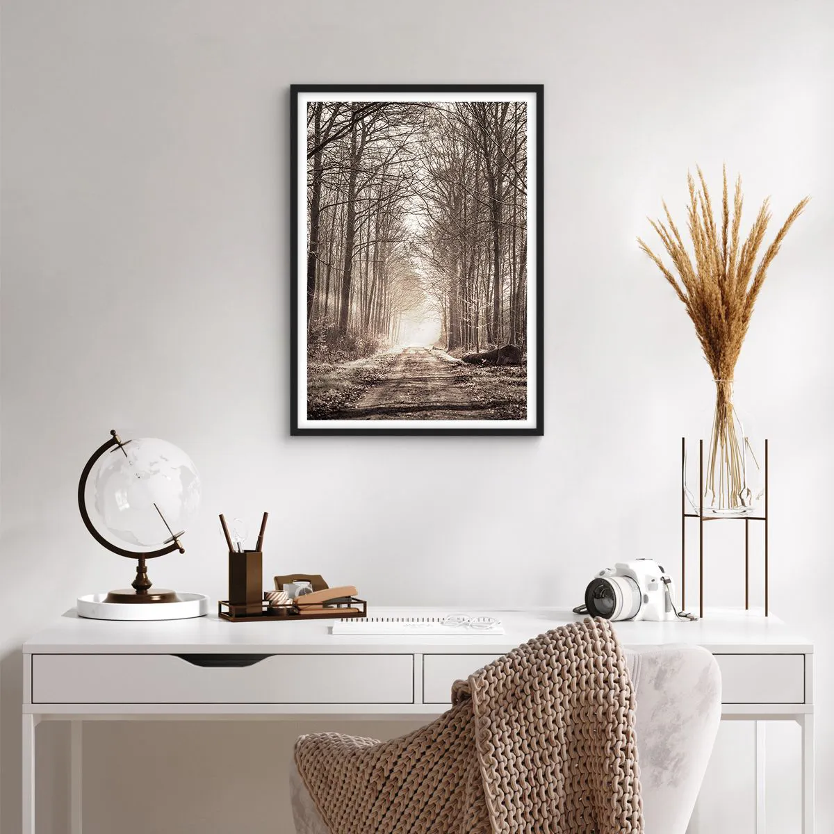 Affisch i svart ram - En skogsstig i höstliga sepiatoner - 50x70cm - Skogens domkyrka - Modern väggdekoration för vardagsrum och sovrum ARTTOR