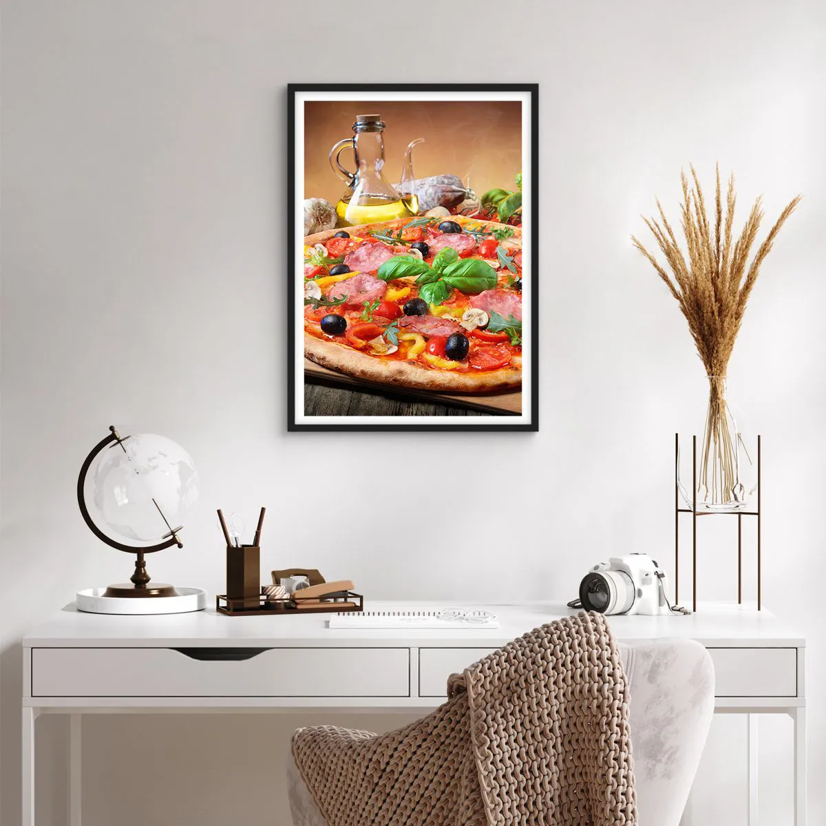 Plakat i sort ramme - Lækker pizza med oliven og krydderurter på et træbord - 50x70cm - Med en ægte italiensk smag - Moderne vægdekoration til stue og soveværelse ARTTOR