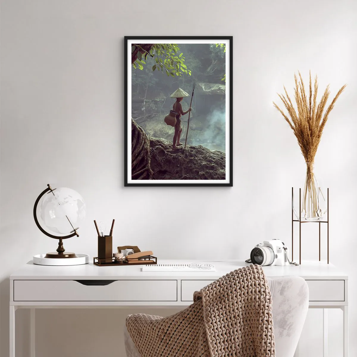 Poszter fehér keretben - Egy fiú az erdőben horgászbottal és kosárral a hátán - 50x70cm - Barátságban a természettel - Modern fali dekoráció nappalihoz és hálószobához ARTTOR