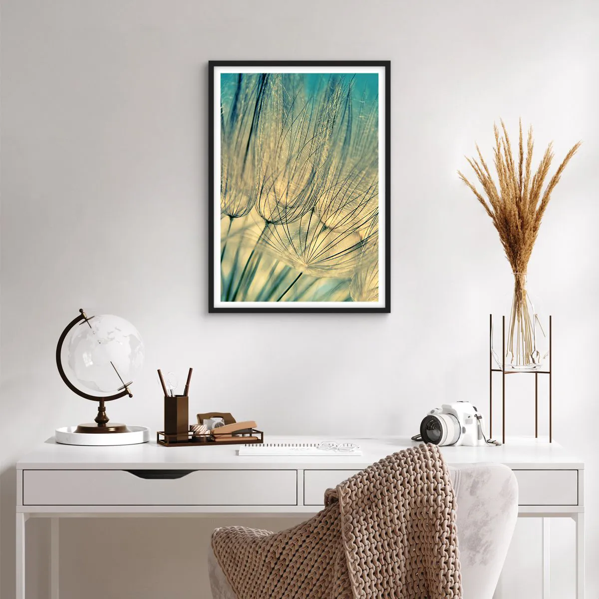 Affiche dans un cadre noir - Poster - Photographie macro de pissenlits délicats à la lumière du soleil couchant - 50x70cm - En attente du vent - Décoration murale moderne pour le salon et la chambre ARTTOR