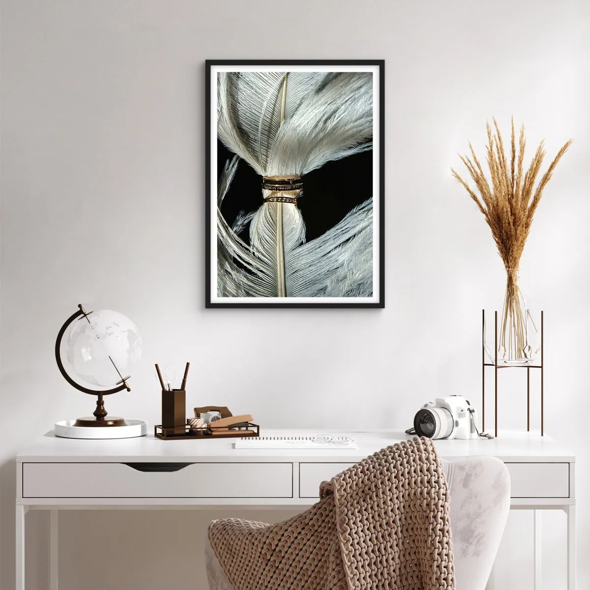 Plakát v černém rámu - Detail bílého peří svázaného zlatou stuhou - 50x70cm - …a neopustím tě…. - Moderní nástěnná dekorace do obývacího pokoje a ložnice ARTTOR