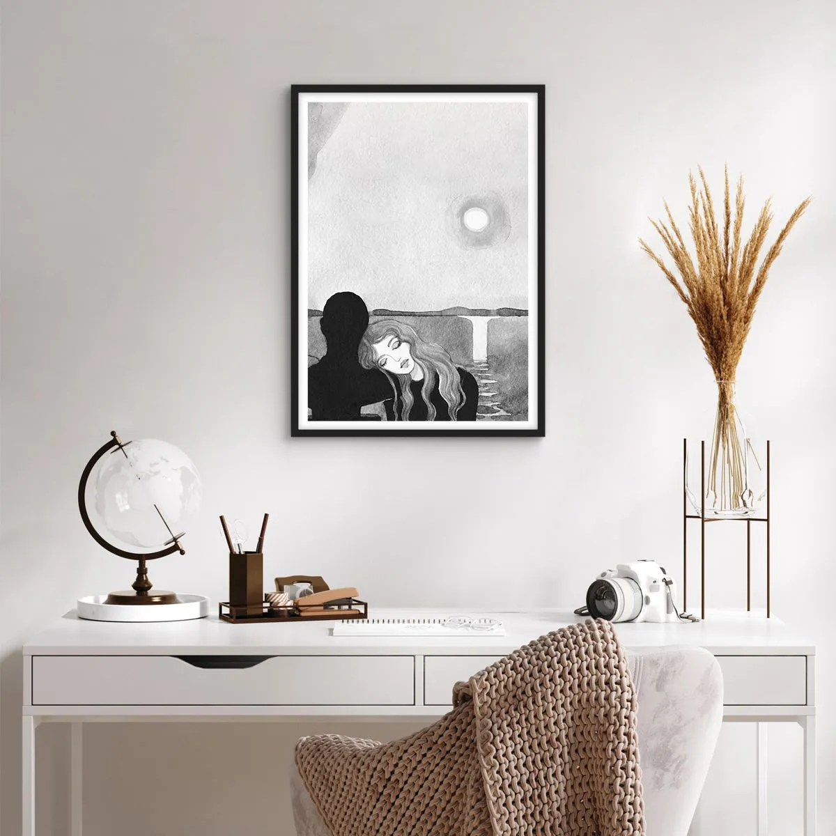 Plakat i sort ramme - Kvinde læner sig på skyggefigur, måne og vandfald - 50x70cm - Altid et mysterium - Moderne vægdekoration til stue og soveværelse ARTTOR