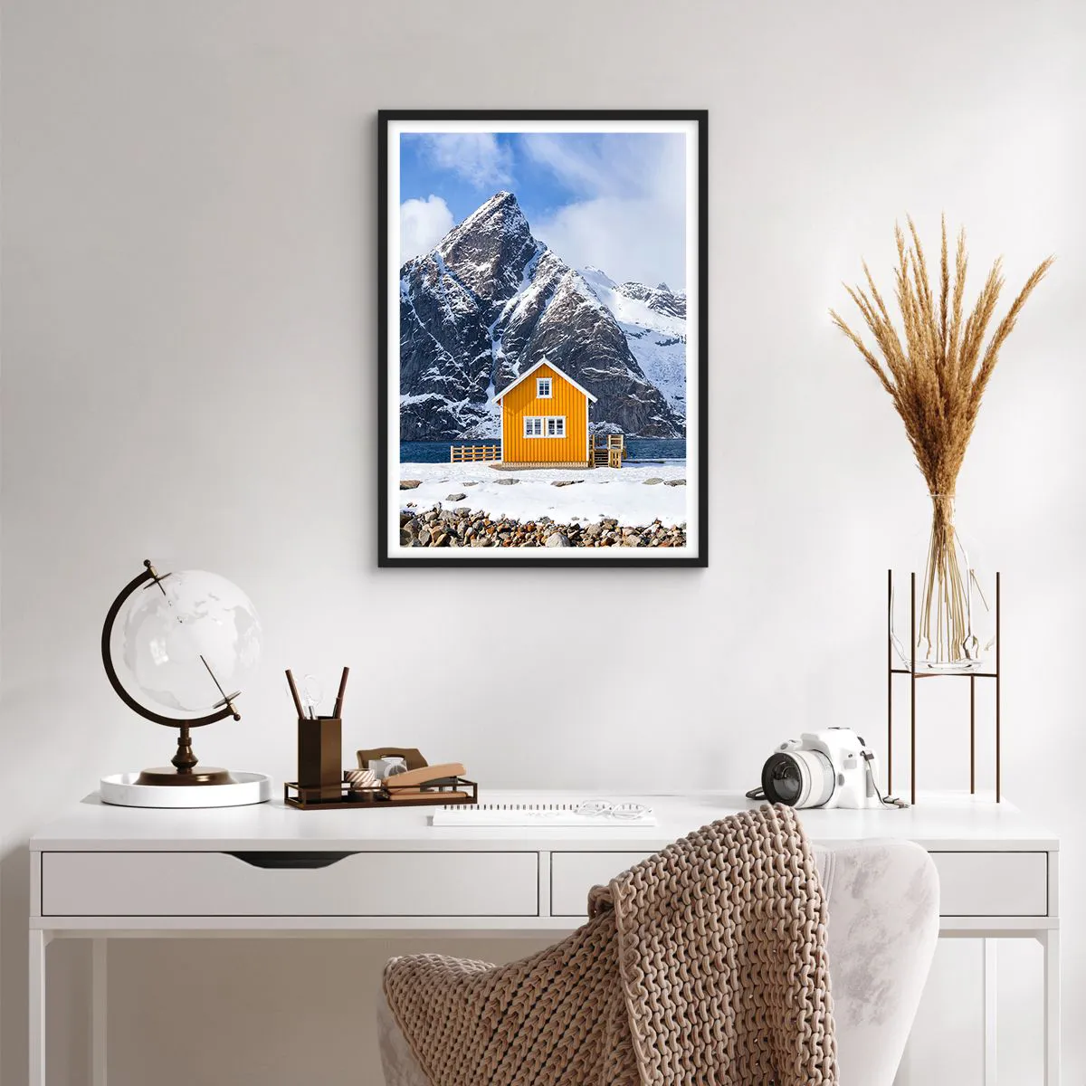 Affisch i svart ram - Ett gult hus mot bakgrund av snötäckta berg - 50x70cm - Skandinavisk semester - Modern väggdekoration för vardagsrum och sovrum ARTTOR