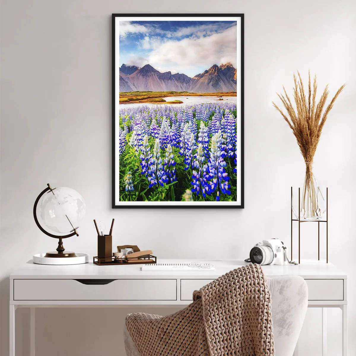 Affiche dans un cadre noir - Poster - La force et l'austérité côtoient la douceur - 61x91 cm