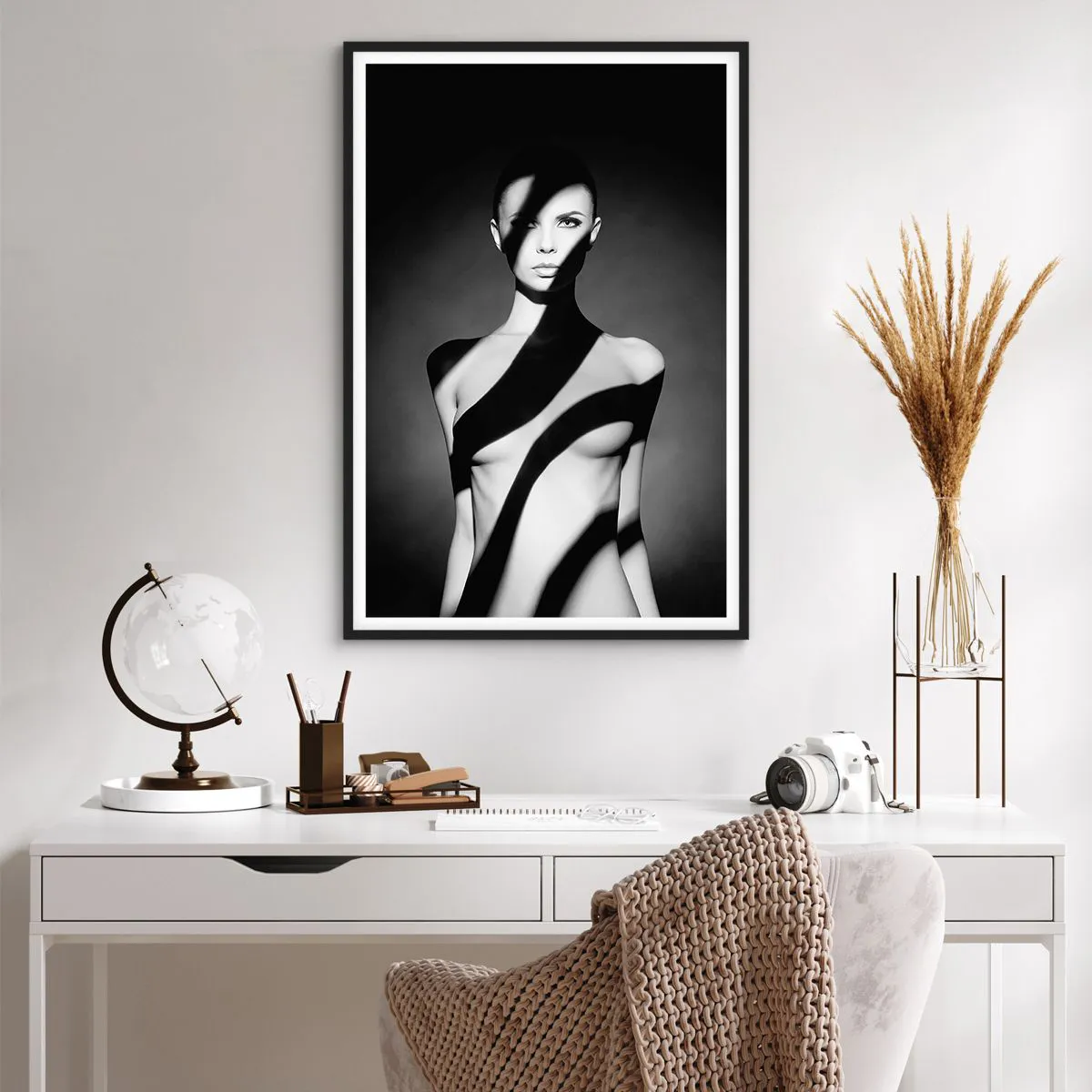 Plakat i sort ramme - I blænding og skygge - 61x91 cm