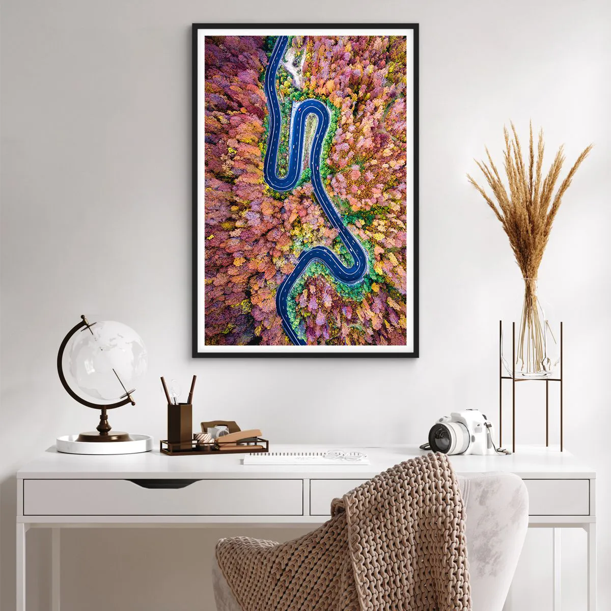 Poszter fehér keretben - Kanyargós út az erdőn keresztül - 61x91 cm