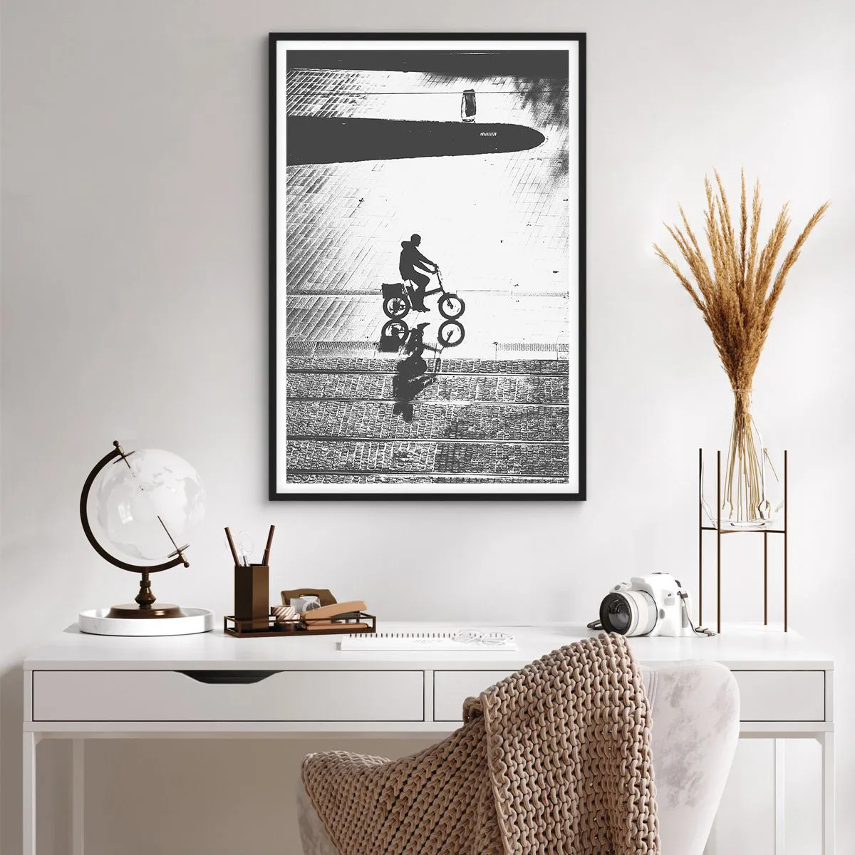 Plakat i sort ramme - Fremad, gennem byen - 61x91 cm