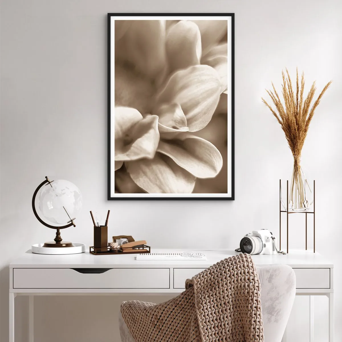 Poster in een zwarte lijst - Zo zacht als een glimlach - 61x91 cm