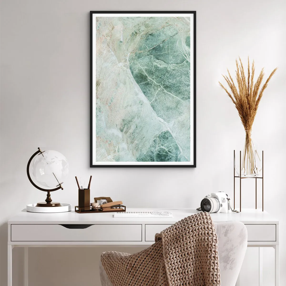 Plakat i sort ramme - Den ædle kølighed af sten - 61x91 cm