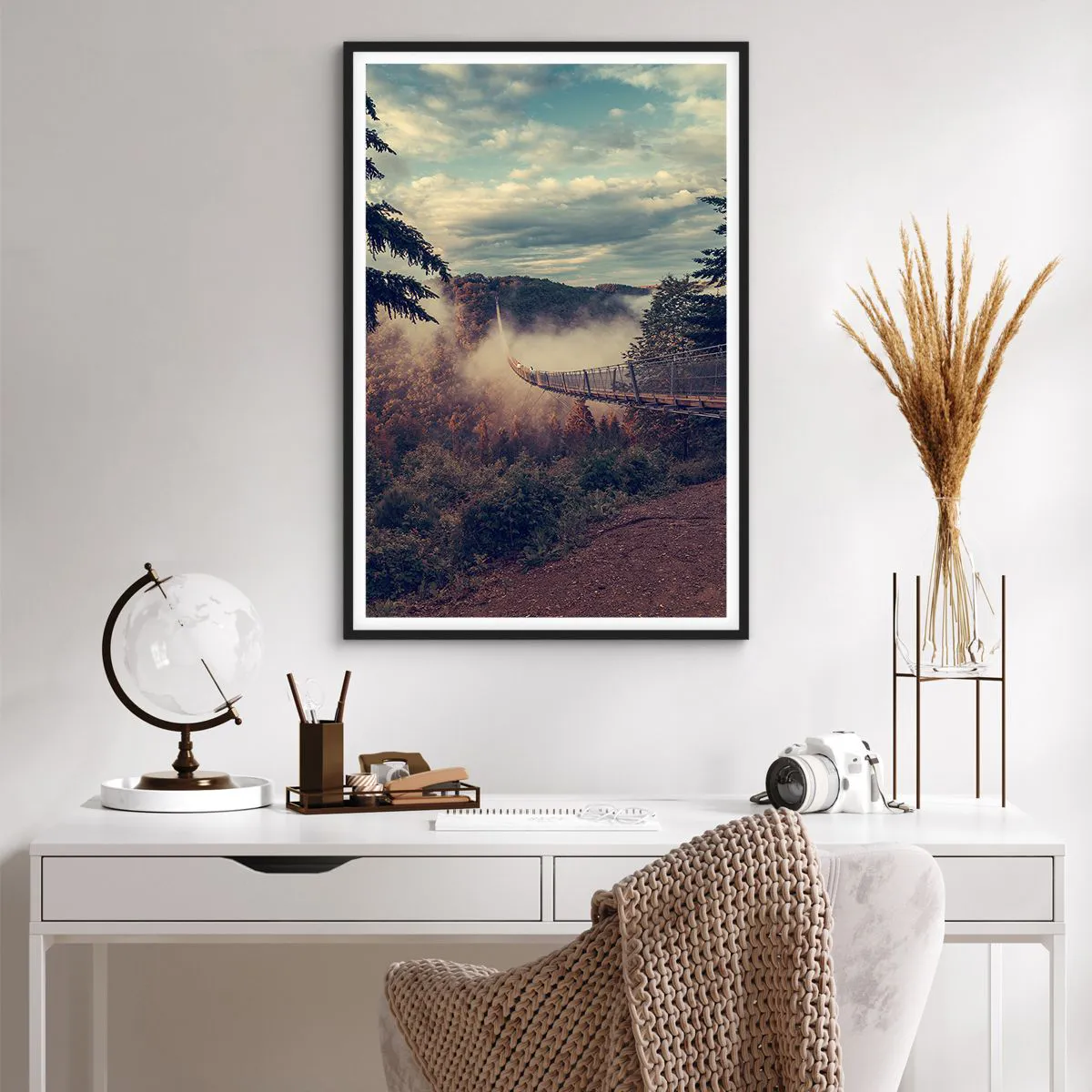 Poster in einem schwarzem Rahmen - Über dem Herbstwald - 61x91 cm