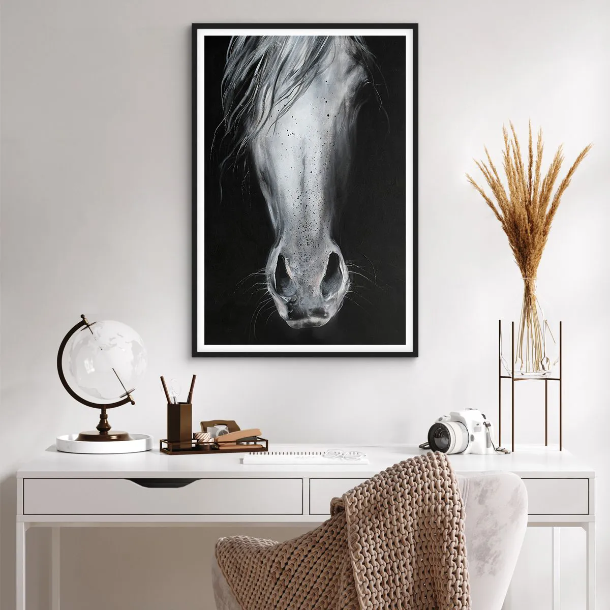 Poster in einem schwarzem Rahmen - Verführerischer Look - 61x91 cm