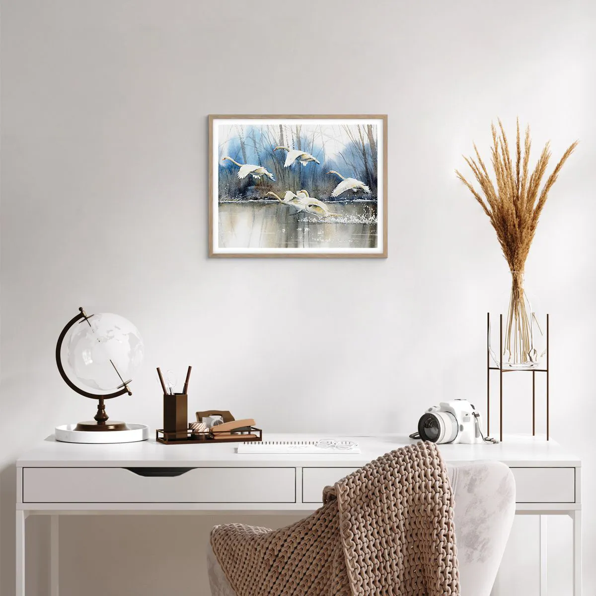 Plakat i ramme af lyst egetræ - Som i en fortælling om vilde svaner - 50x40 cm