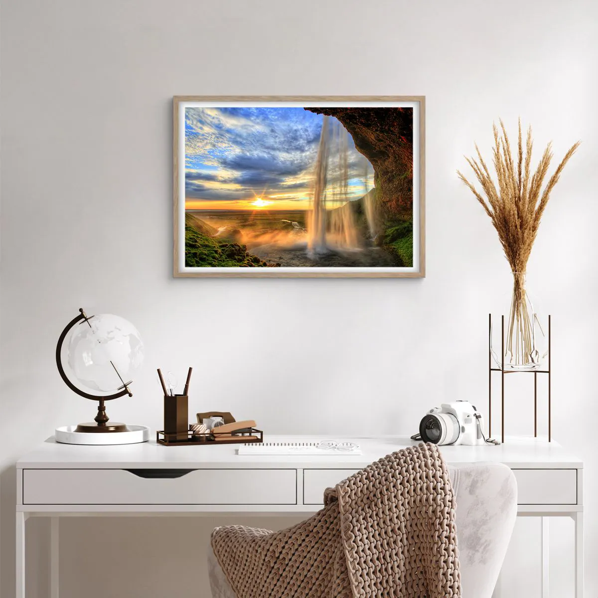 Plakat i ramme af lyst egetræ - Verden bag sløret af dråber - 70x50 cm